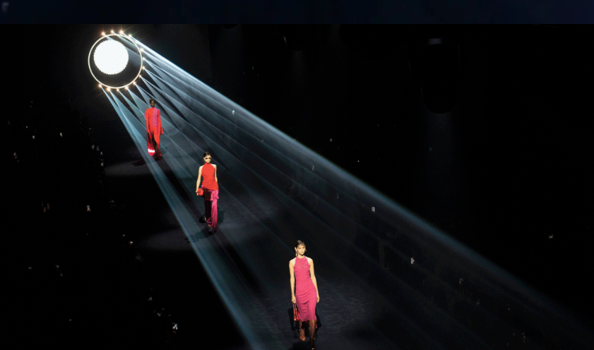 FENDI 2023秋冬女装秀活动策划的线性T台起点如同巨大的玫瑰花窗