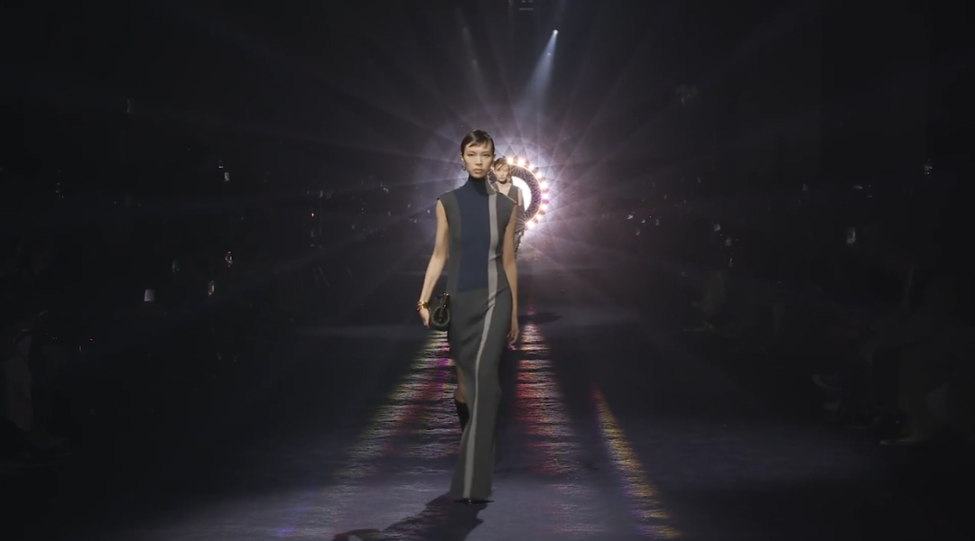 FENDI 2023秋冬女装秀活动策划的线性T台起点如同巨大的玫瑰花窗