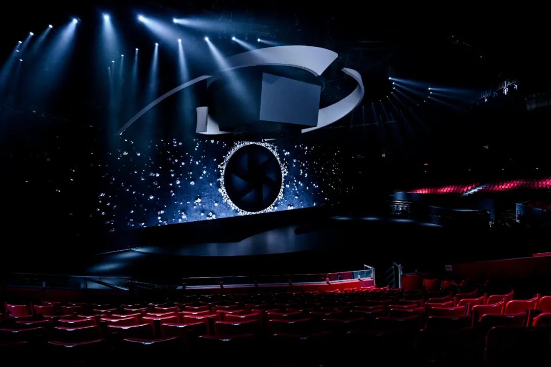 华为春季旗舰新品发布活动策划舞美突破直屏的沉稳，传递更强的艺术感