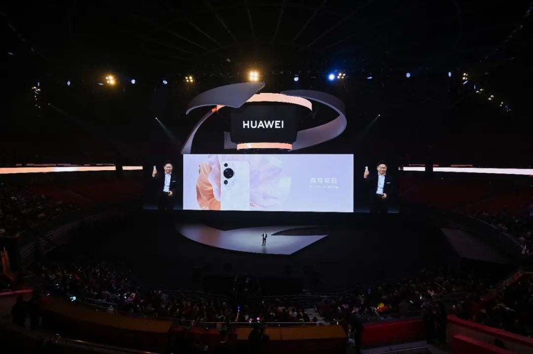 华为春季旗舰新品发布活动策划舞美突破直屏的沉稳，传递更强的艺术感