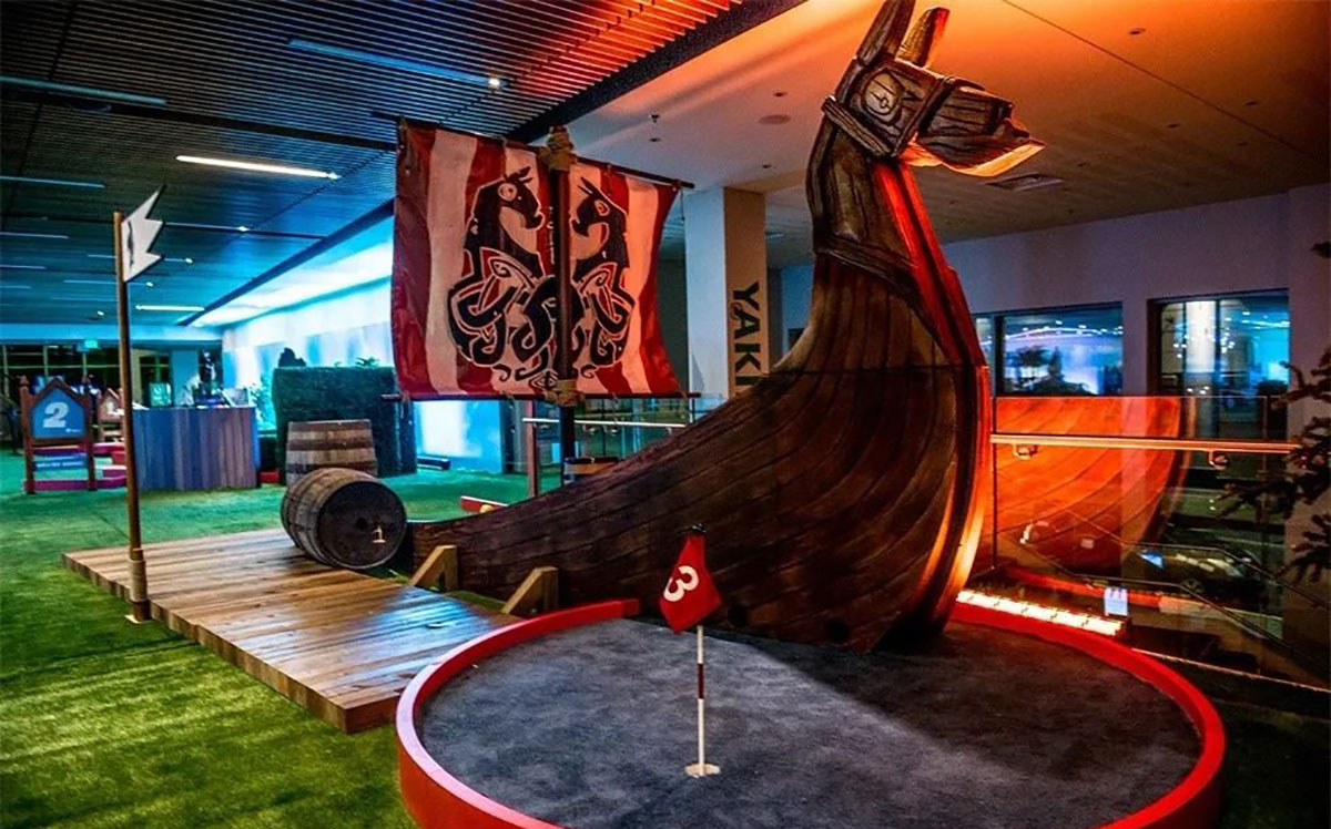 PAX游戏展会策划的迷你高尔夫球场吸睛率爆棚，互动体验更是有趣极了