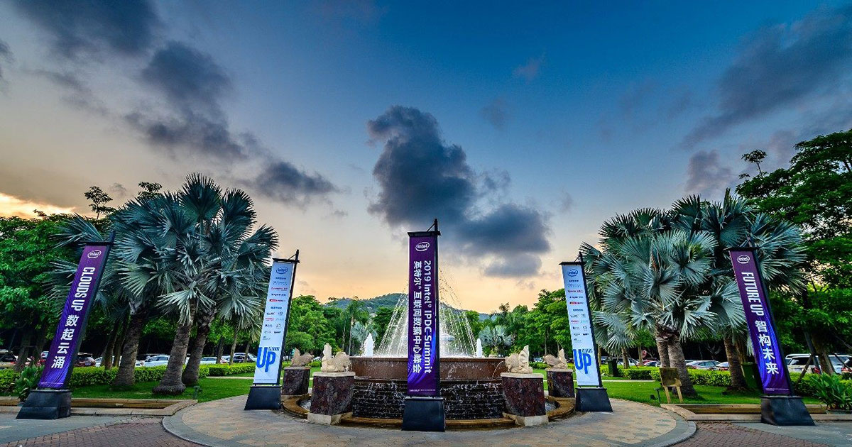 英特尔这个行业峰会策划了直径3米的透视镜科技装置