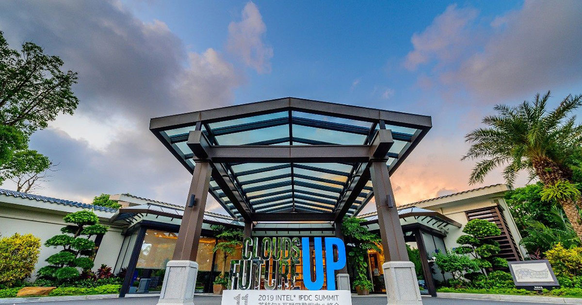 英特尔这个行业峰会策划了直径3米的透视镜科技装置