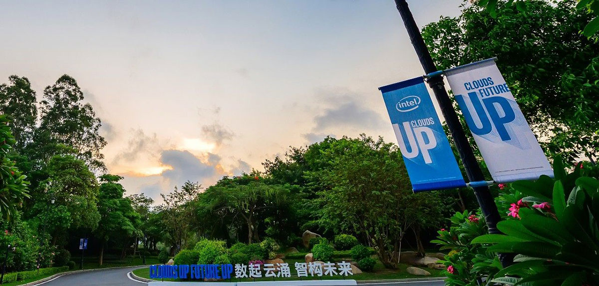 英特尔这个行业峰会策划了直径3米的透视镜科技装置