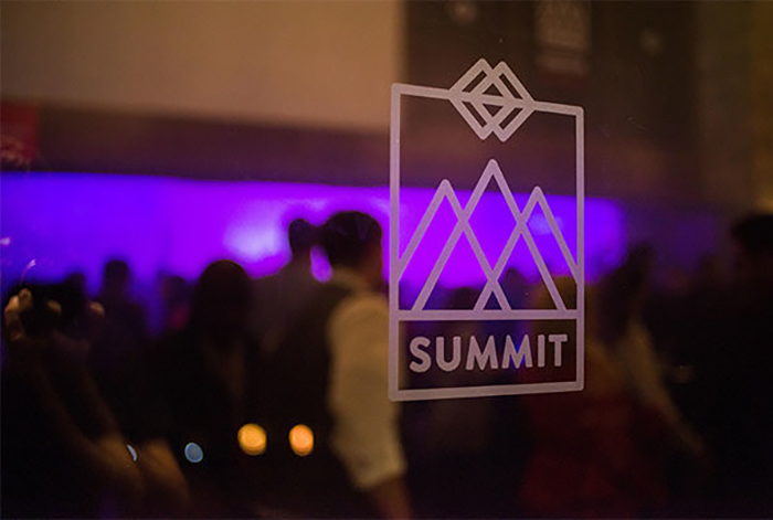 峰会策划的亮点竟然是迈阿密风云主题的赌场之夜，霸气十足的