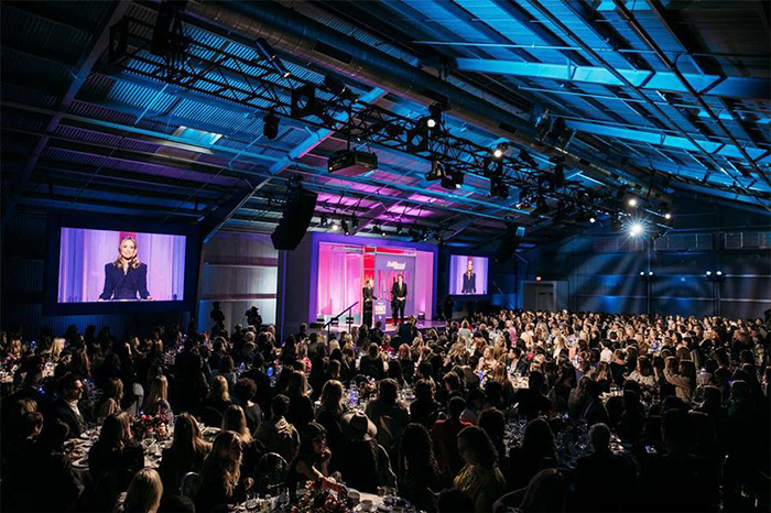 娱乐女性峰会活动现场人气爆满星光闪烁，还有美味香槟享用