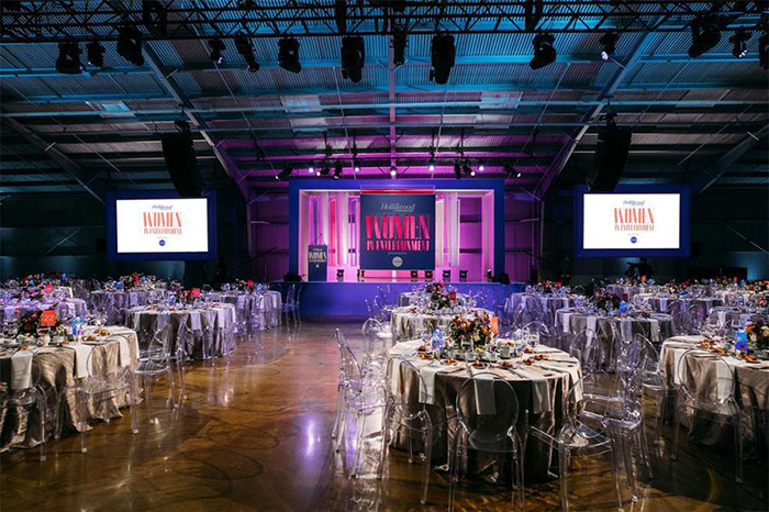 娱乐女性峰会活动现场人气爆满星光闪烁，还有美味香槟享用