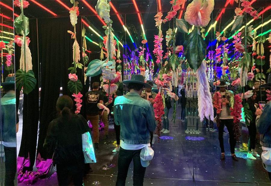 街头潮流服饰大会活动现场时尚潮流元素杠杠的，涂鸦、霓虹全不落下