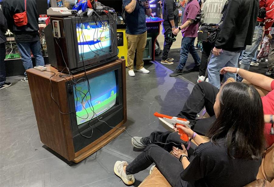 街头潮流服饰大会活动现场时尚潮流元素杠杠的，涂鸦、霓虹全不落下