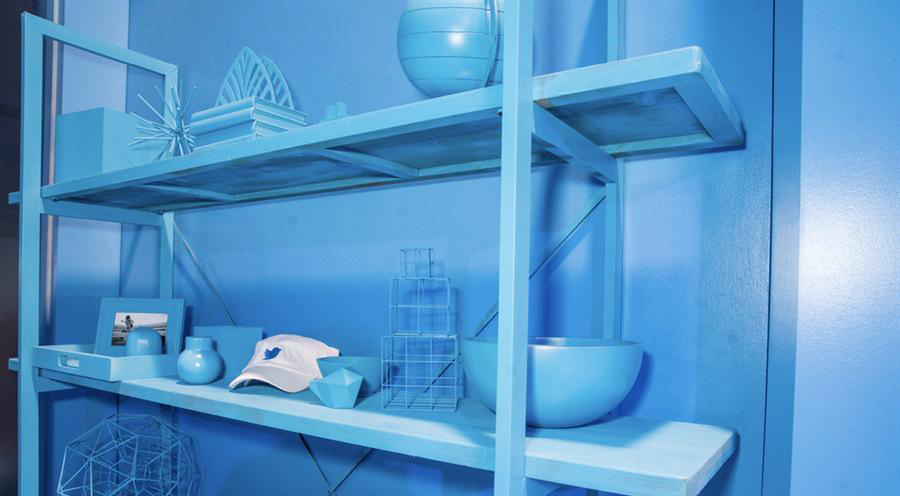 在线视频大会活动创造的沉浸在光和颜色的空间，使品牌体验更强了