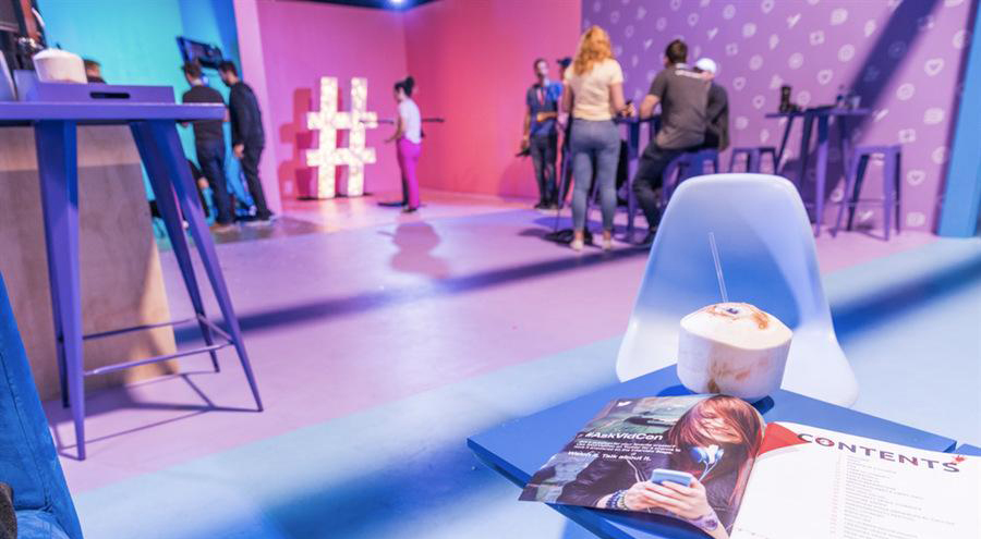 在线视频大会活动创造的沉浸在光和颜色的空间,使品牌体验更强了