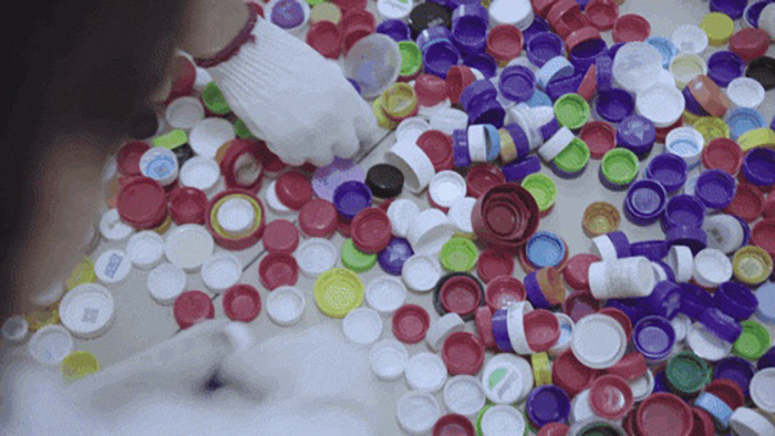 15000个废弃瓶盖打造的这幅艺术作品刷爆了这次环保展览活动的热度