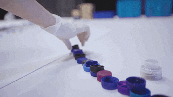 15000个废弃瓶盖打造的这幅艺术作品刷爆了这次环保展览活动的热度