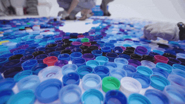 15000个废弃瓶盖打造的这幅艺术作品刷爆了这次环保展览活动的热度