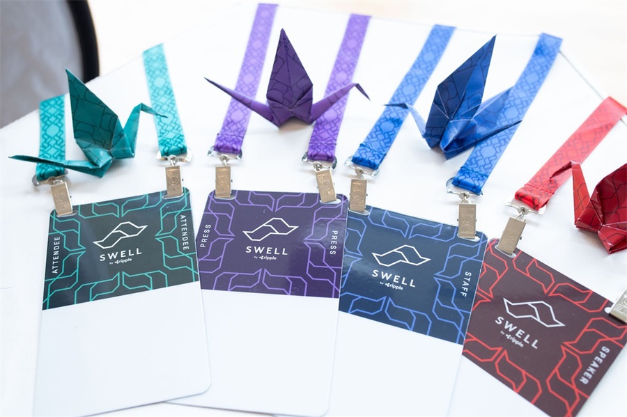 金融技术会议活动创新布景居然是舞台侧面的两组巨大的折纸纸鹤窗帘