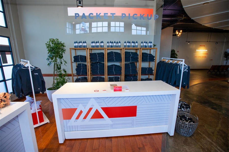 峰会活动策划仅以一个背光样式的标志作为舞台主视觉，创意值满分