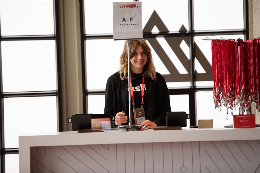 峰会活动策划仅以一个背光样式的标志作为舞台主视觉,创意值满分