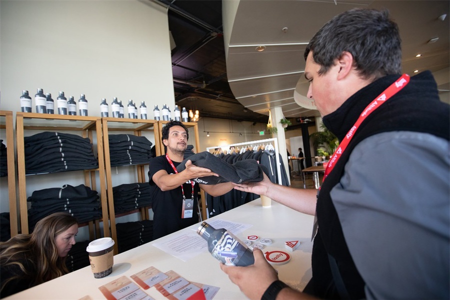 峰会活动策划仅以一个背光样式的标志作为舞台主视觉,创意值满分