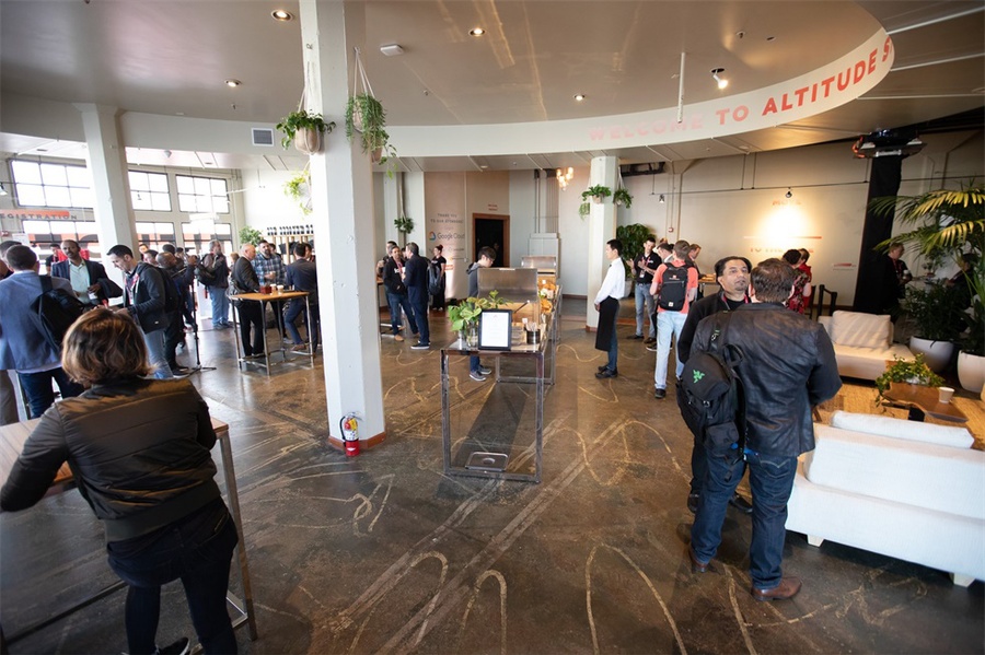 峰会活动策划仅以一个背光样式的标志作为舞台主视觉,创意值满分