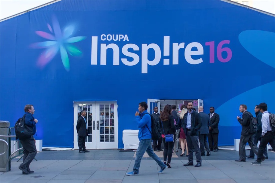 主办方在行业大会活动现场用棉花糖摆出公司名字,策划的甜点墙很是创意