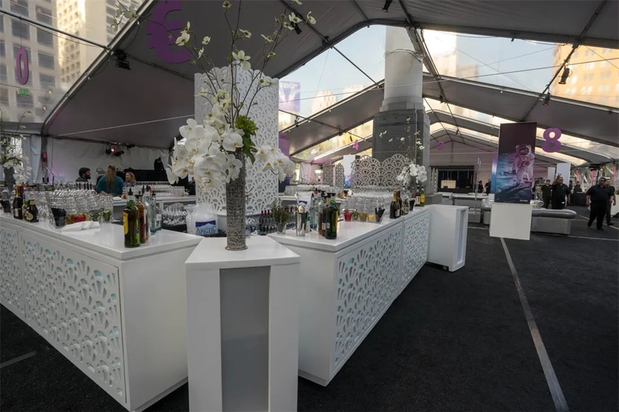 主办方在行业大会活动现场用棉花糖摆出公司名字,策划的甜点墙很是创意