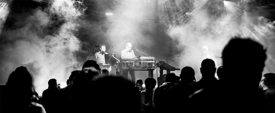 沉浸式环境的行业峰会活动策划点燃了现场，放眼未来瞬间燃爆