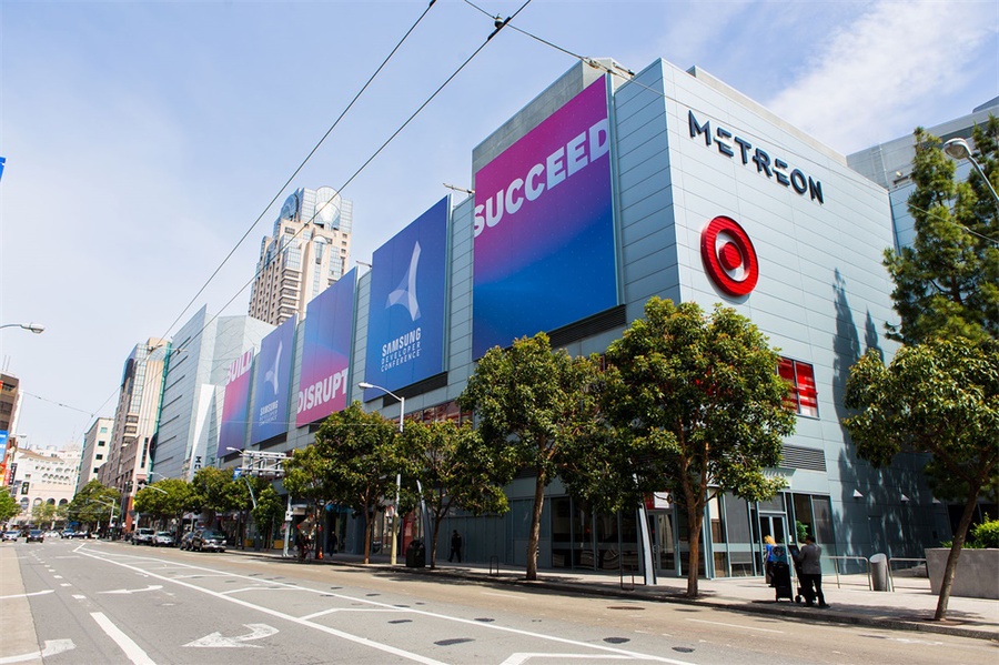 沉浸式环境的行业峰会活动策划点燃了现场，放眼未来瞬间燃爆