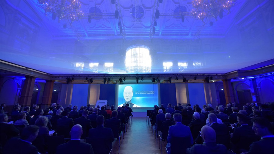 把活动主题信息通过投影方式表达出来的行业活动策划印象更深刻