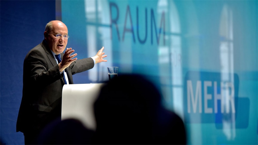 把活动主题信息通过投影方式表达出来的行业活动策划印象更深刻