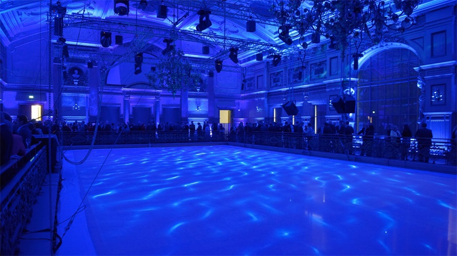 把活动主题信息通过投影方式表达出来的行业活动策划印象更深刻