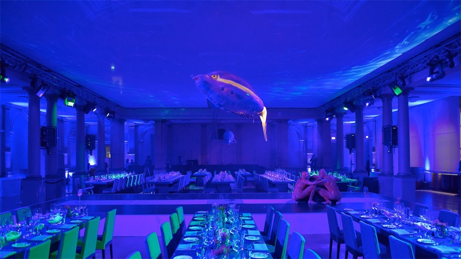 把活动主题信息通过投影方式表达出来的行业活动策划印象更深刻