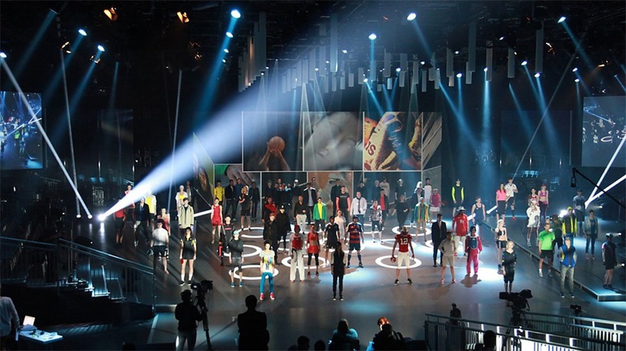 阿迪的全球品牌大会活动把舞台策划成多媒体空间，投影映射技术真厉害