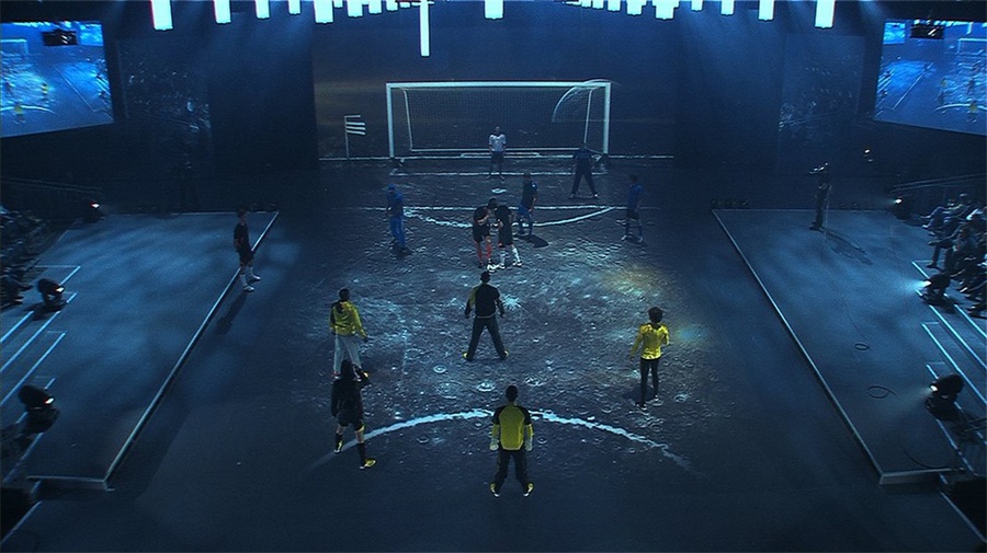 阿迪的全球品牌大会活动把舞台策划成多媒体空间，投影映射技术真厉害