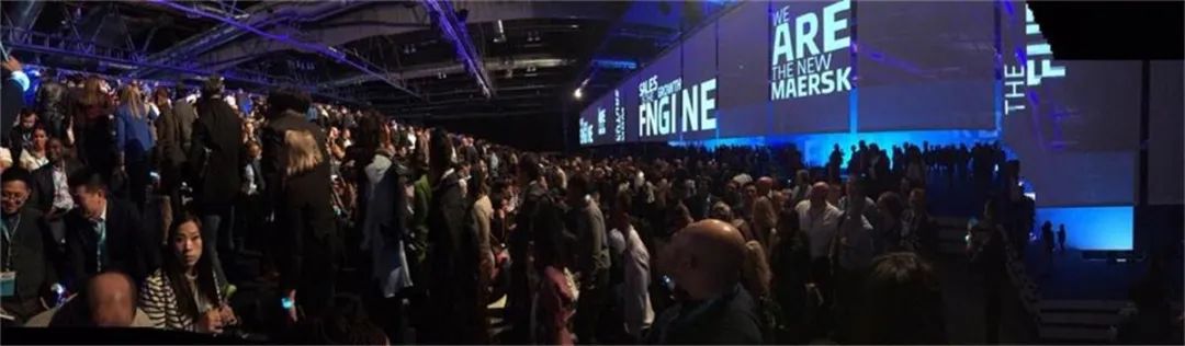 52米长的投影映射背景舞台震撼了这场行业会议活动