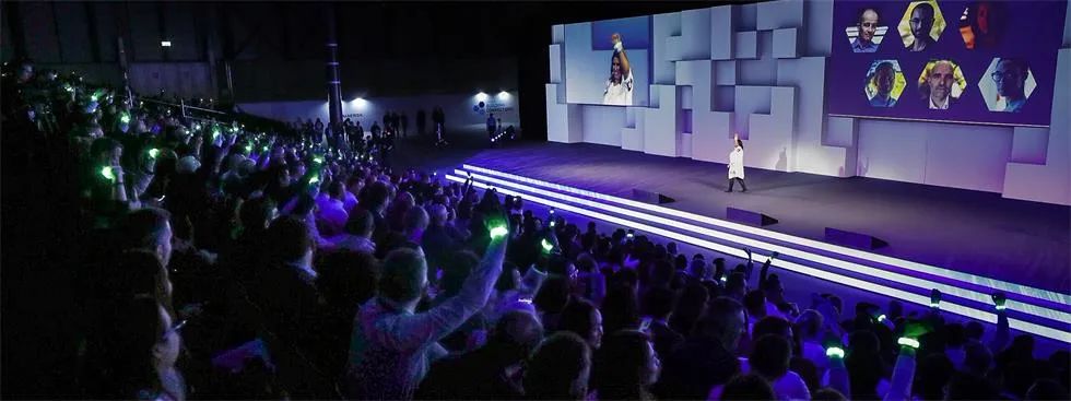 52米长的投影映射背景舞台震撼了这场行业会议活动