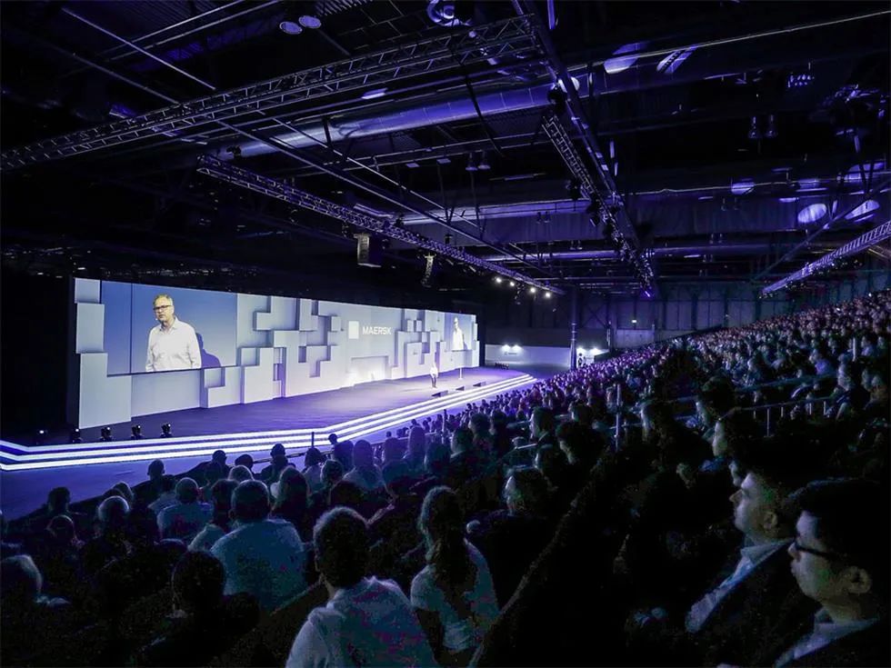 52米长的投影映射背景舞台震撼了这场行业会议活动