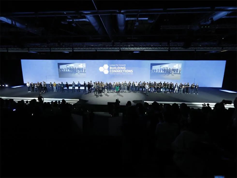 52米长的投影映射背景舞台震撼了这场行业会议活动