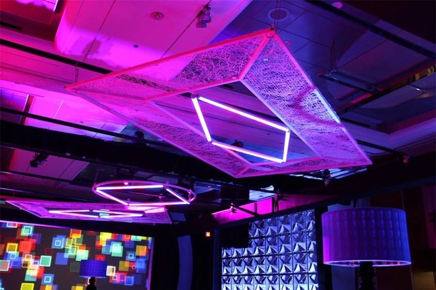 行业会议活动真的不按常理出牌，刻板形象全然被各种装饰打破