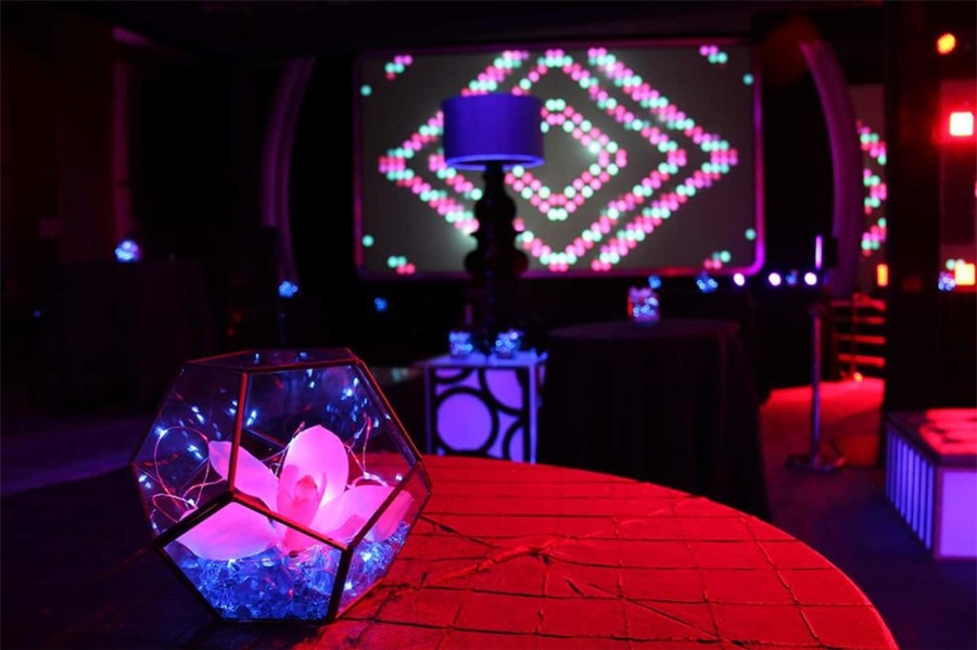 行业会议活动真的不按常理出牌，刻板形象全然被各种装饰打破