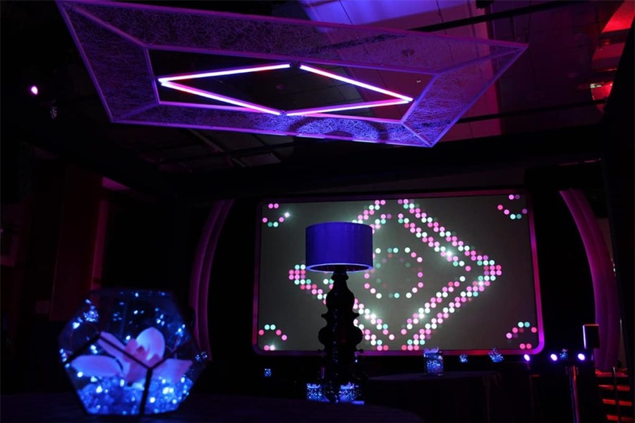 行业会议活动真的不按常理出牌，刻板形象全然被各种装饰打破