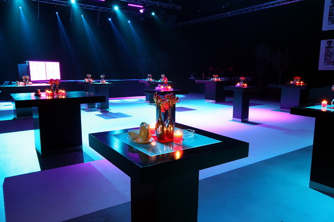 猎头公司的行业会议活动其实并不严肃刻板,七彩灯光更活跃