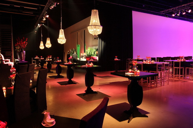 猎头公司的行业会议活动其实并不严肃刻板,七彩灯光更活跃