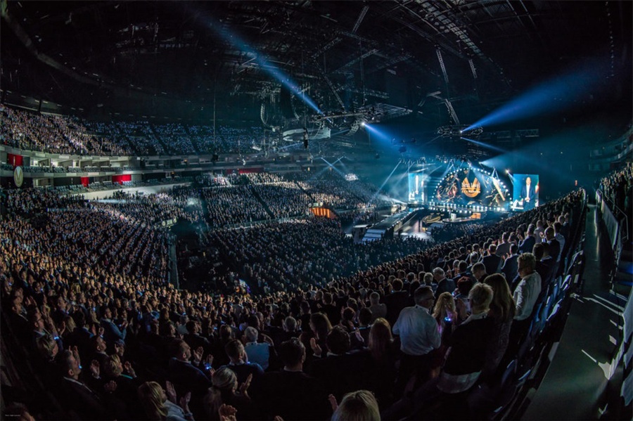 8.5小时的舞台转换时间就实现了一场惊人的品牌活动策划，牛啤！