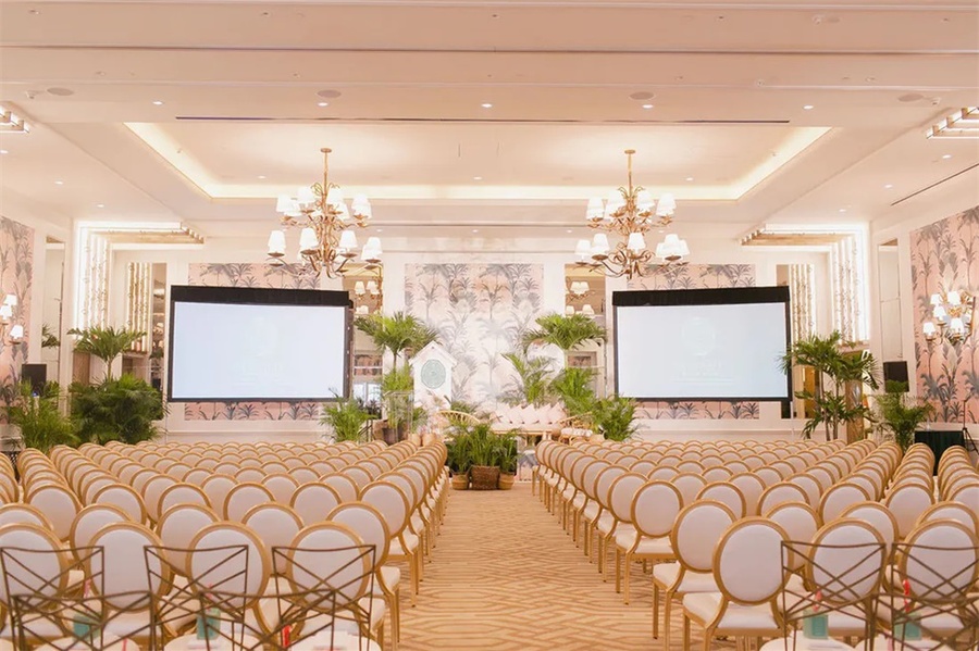 婚礼峰会活动策划的开场更像是庆典活动，满满的音乐娱乐