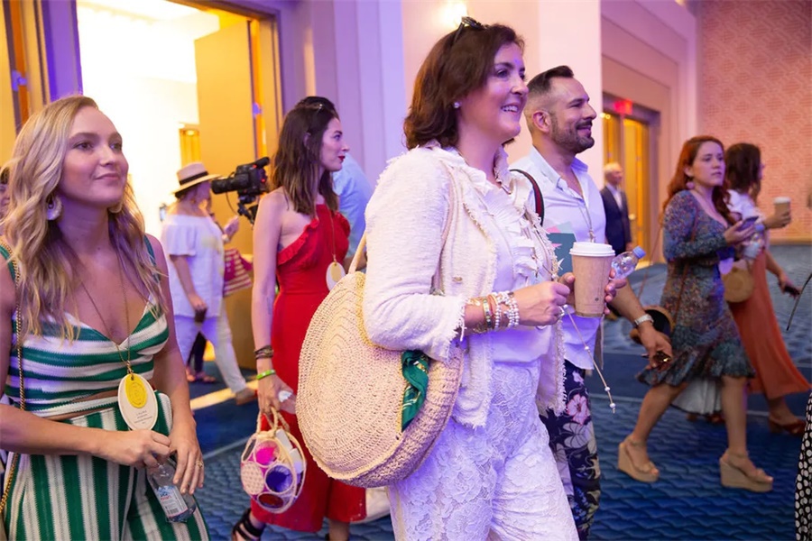 全体大会活动策划的明亮颜色和花朵装饰，与热带主题匹配度超高