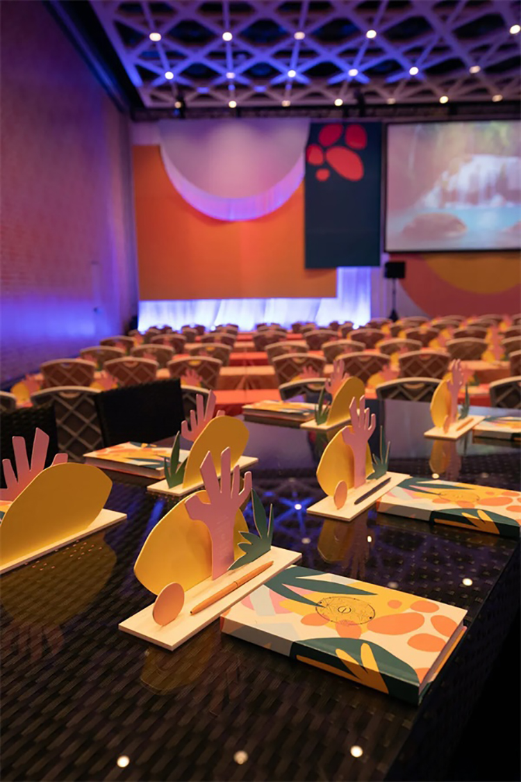 全体大会活动策划的明亮颜色和花朵装饰，与热带主题匹配度超高