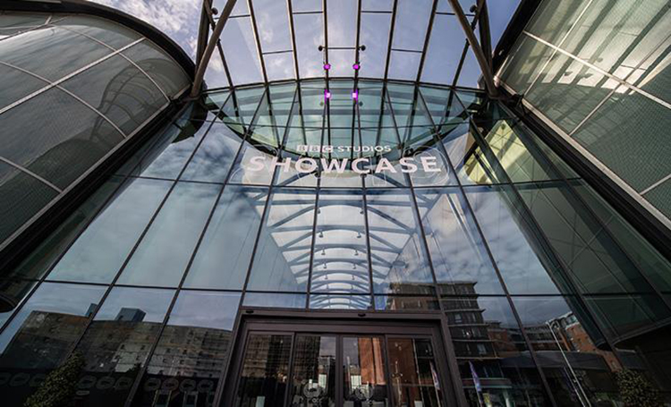 影视节目展示活动策划的7个6米高的屏幕魅力四射