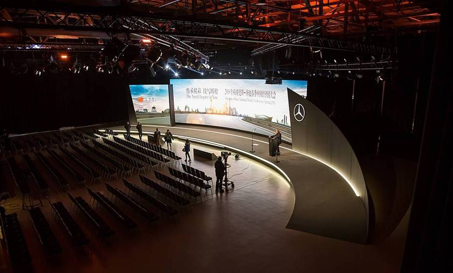奔驰经销商活动策划的弯曲舞台加入的30m长灯带点亮了舞台