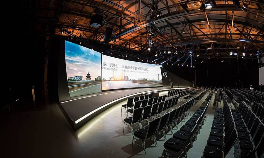 奔驰经销商活动策划的弯曲舞台加入的30m长灯带点亮了舞台