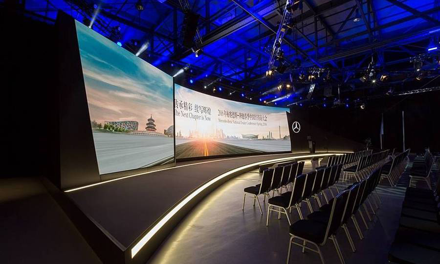 奔驰经销商活动策划的弯曲舞台加入的30m长灯带点亮了舞台